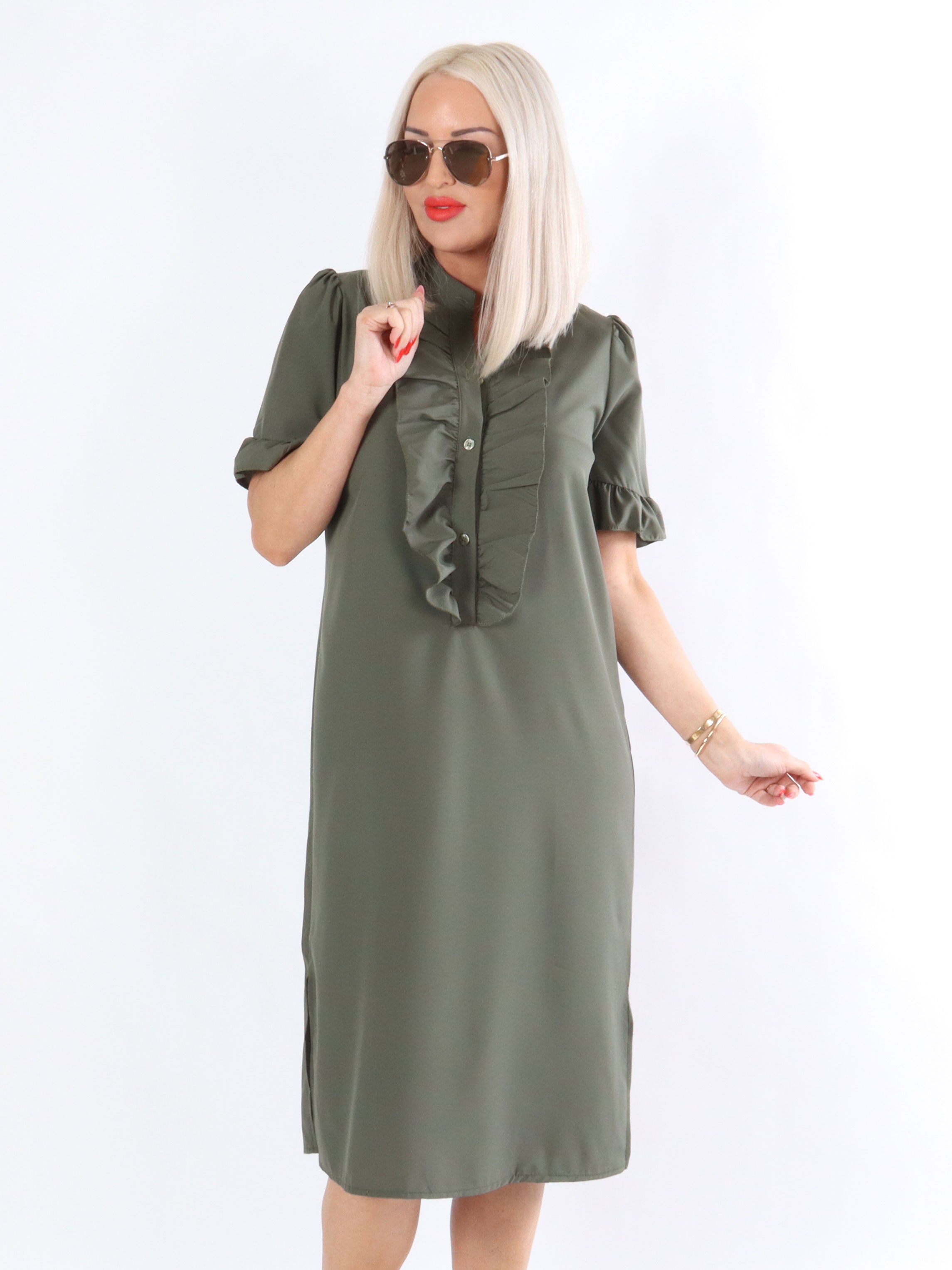 Sigga - Klänning med volanger och puffärmar